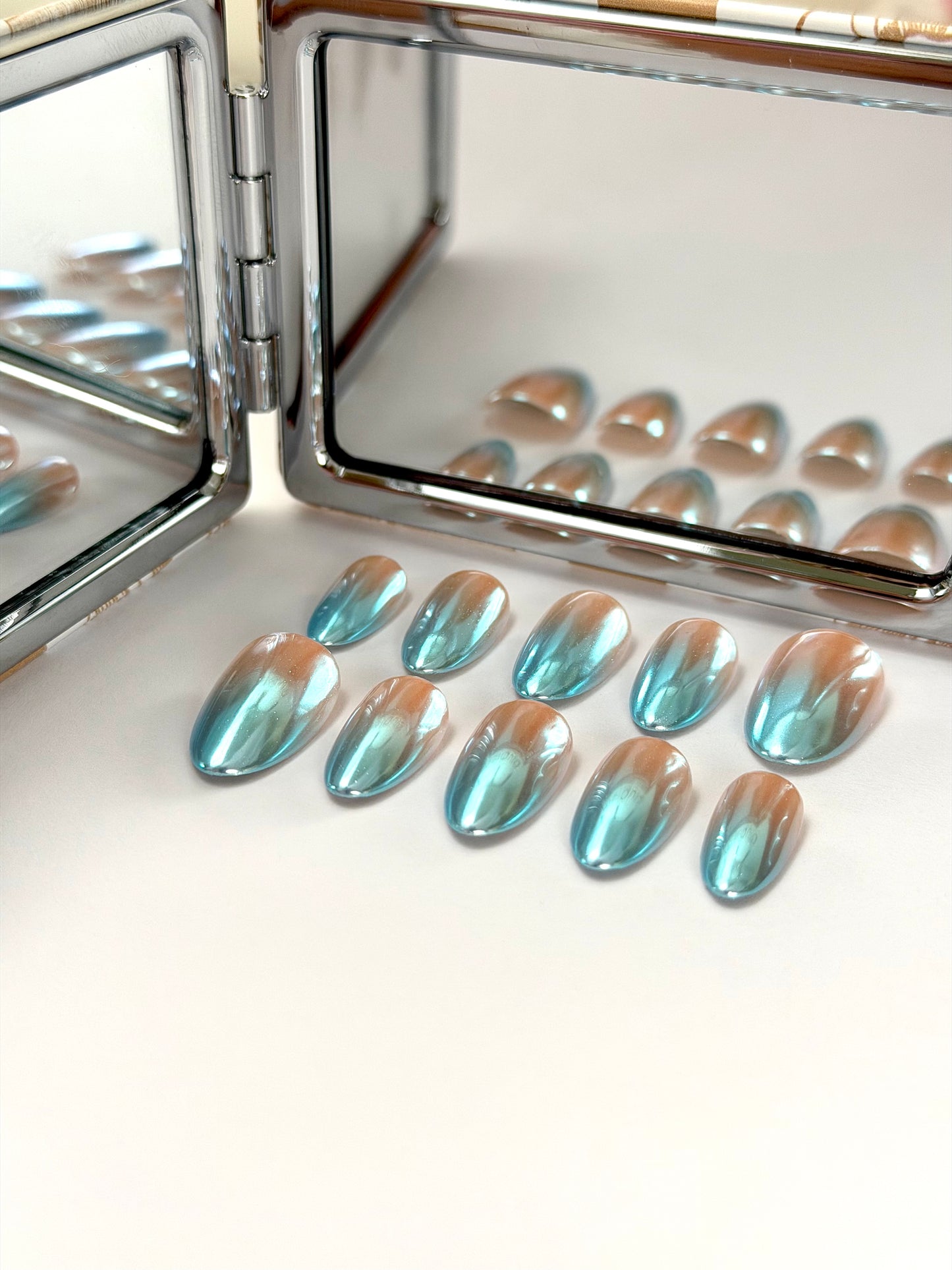 Blue Aura — press-on nails faits main Melaura