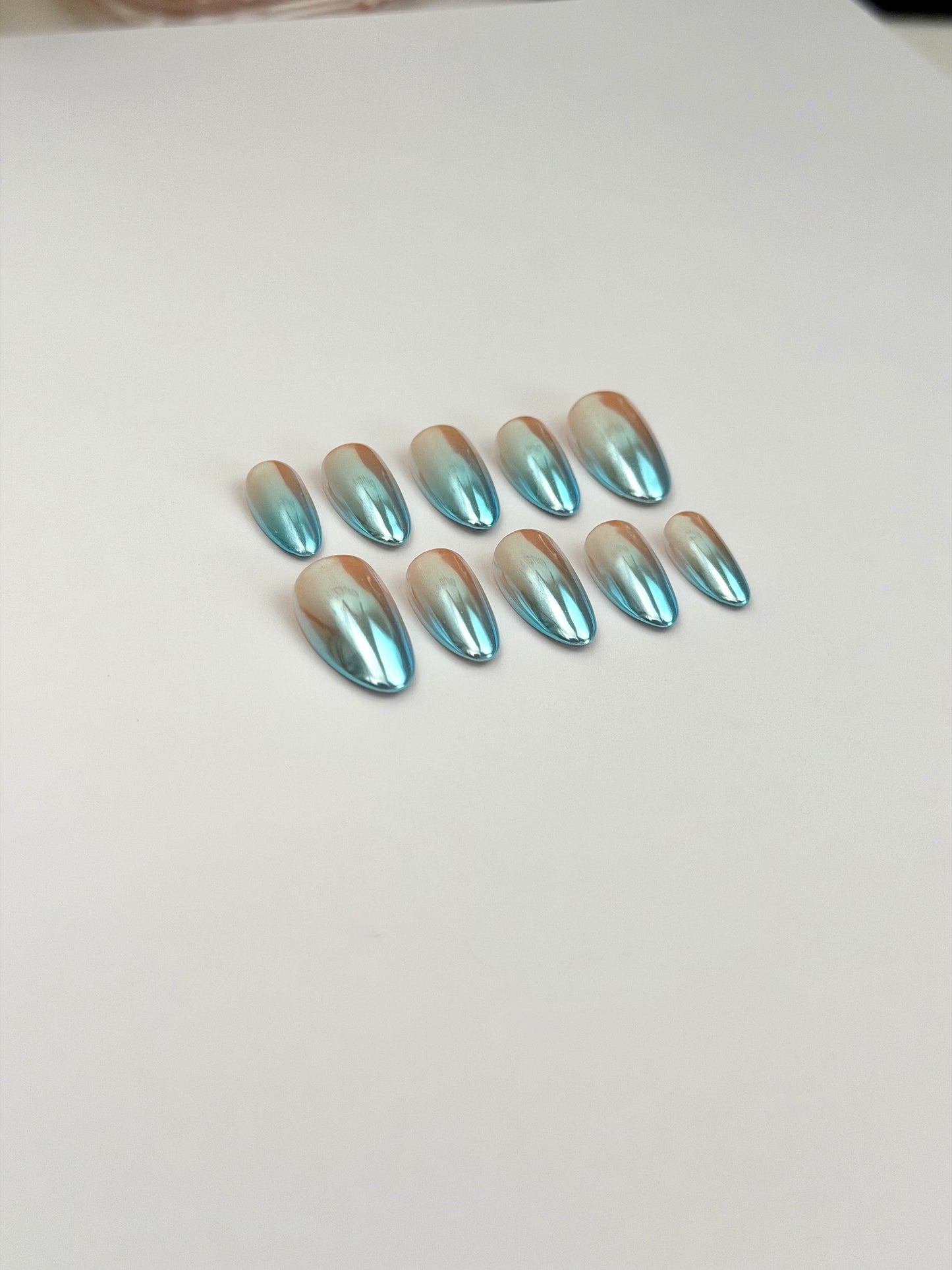 Blue Aura — press-on nails faits main Melaura