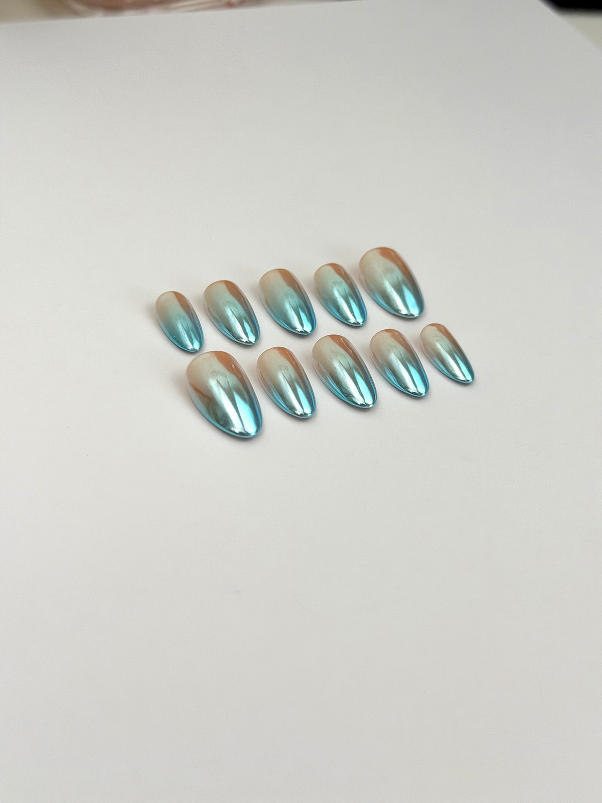Blue Aura — press-on nails faits main Melaura